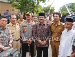 Menteri ATR/BPN Hadi Tjahjanto Didampingi Bupati Madiun Serahkan 22 Sertifikat Wakaf di Desa Banjarsari Wetan 